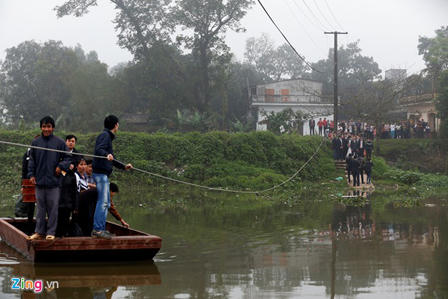 Cám cảnh: cô dâu Hà Nội kéo dây chèo thuyền về nhà chồng 