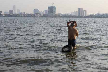 Nắng nóng, người Hà Nội biến hồ Tây thành bãi biển