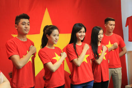 Giới trẻ Hà Nội nô nức đi chụp ảnh với cờ Tổ quốc