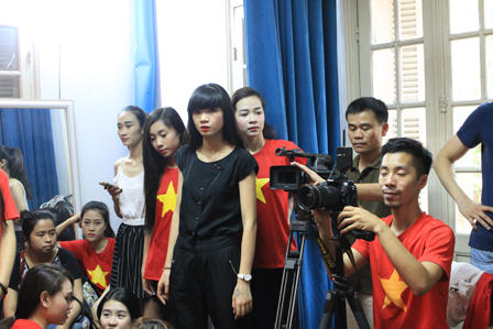 Giới trẻ Hà Nội nô nức đi chụp ảnh với cờ Tổ quốc