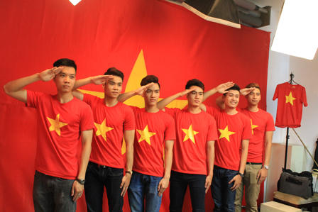 Giới trẻ Hà Nội nô nức đi chụp ảnh với cờ Tổ quốc