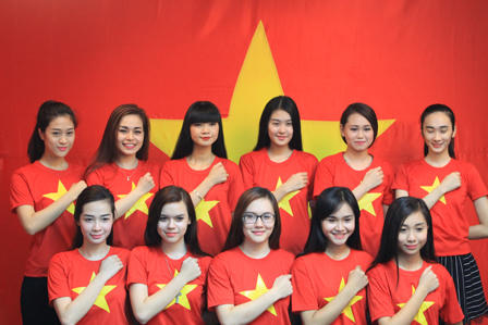 Giới trẻ Hà Nội nô nức đi chụp ảnh với cờ Tổ quốc