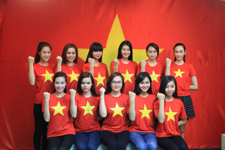 Giới trẻ Hà Nội nô nức đi chụp ảnh với cờ Tổ quốc