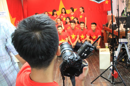 Giới trẻ Hà Nội nô nức đi chụp ảnh với cờ Tổ quốc