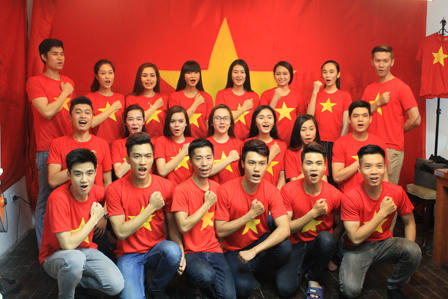 Giới trẻ Hà Nội nô nức đi chụp ảnh với cờ Tổ quốc