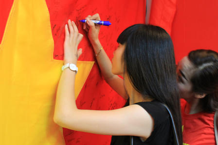 Giới trẻ Hà Nội nô nức đi chụp ảnh với cờ Tổ quốc