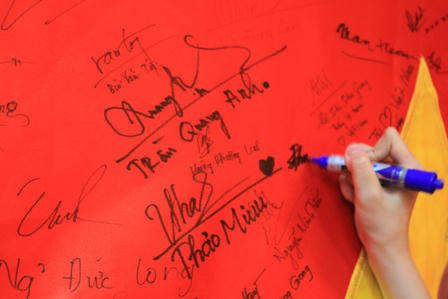 Giới trẻ Hà Nội nô nức đi chụp ảnh với cờ Tổ quốc