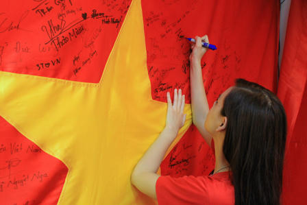 Giới trẻ Hà Nội nô nức đi chụp ảnh với cờ Tổ quốc