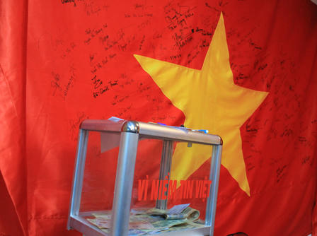 Giới trẻ Hà Nội nô nức đi chụp ảnh với cờ Tổ quốc