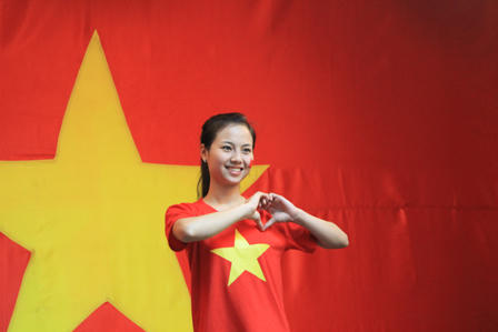 Giới trẻ Hà Nội nô nức đi chụp ảnh với cờ Tổ quốc