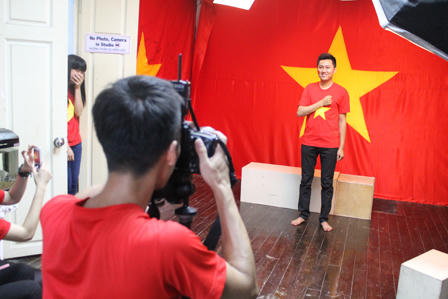 Giới trẻ Hà Nội nô nức đi chụp ảnh với cờ Tổ quốc