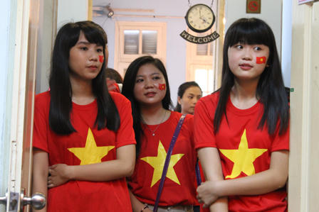 Giới trẻ Hà Nội nô nức đi chụp ảnh với cờ Tổ quốc