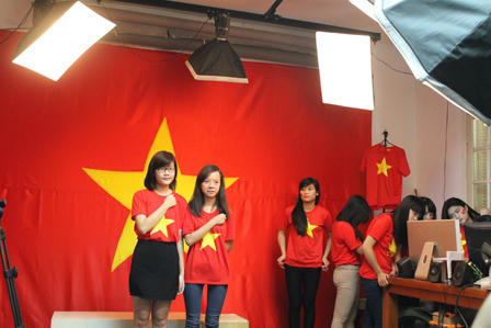 Giới trẻ Hà Nội nô nức đi chụp ảnh với cờ Tổ quốc