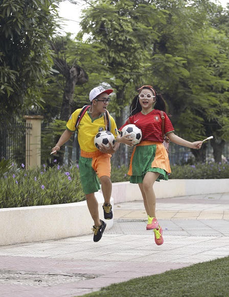 Cặp đôi hotboy, hotgirl tung bộ ảnh ” “Tình yêu trăm năm với bóng đá“