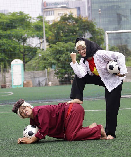 Cặp đôi hotboy, hotgirl tung bộ ảnh ” “Tình yêu trăm năm với bóng đá“