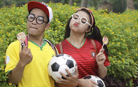 Cặp đôi hotboy, hotgirl tung bộ ảnh ” “Tình yêu trăm năm với bóng đá“