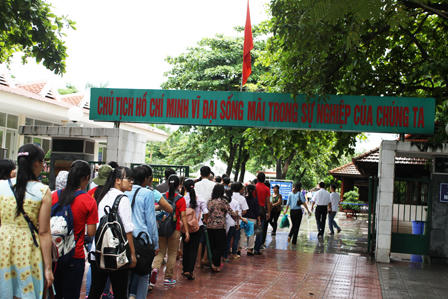 Dòng người nối dài trong mưa vào Lăng viếng Bác