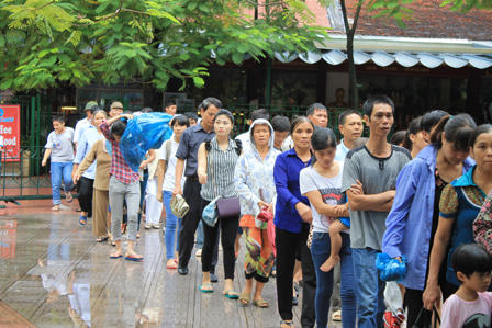 Dòng người nối dài trong mưa vào Lăng viếng Bác