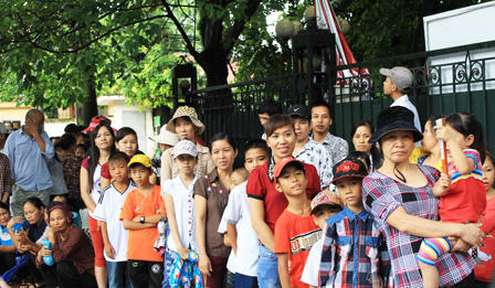 Dòng người nối dài trong mưa vào Lăng viếng Bác