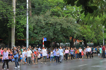 Dòng người nối dài trong mưa vào Lăng viếng Bác