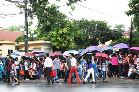 Dòng người nối dài trong mưa vào Lăng viếng Bác