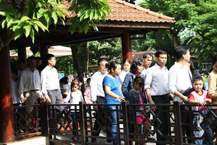 Dòng người nối dài trong mưa vào Lăng viếng Bác