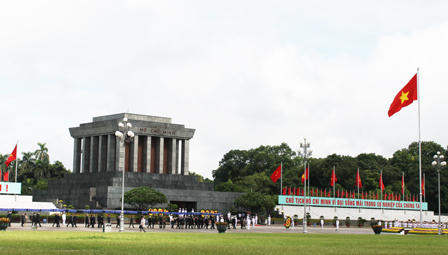 Dòng người nối dài trong mưa vào Lăng viếng Bác