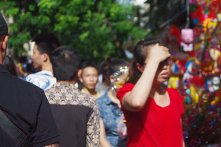 Giới trẻ Hà Thành chen chân chơi Trung thu trên phố Hàng Mã 