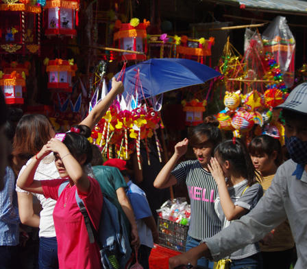 Giới trẻ Hà Thành chen chân chơi Trung thu trên phố Hàng Mã 