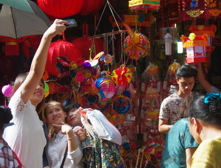 Giới trẻ Hà Thành chen chân chơi Trung thu trên phố Hàng Mã 