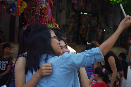 Giới trẻ Hà Thành chen chân chơi Trung thu trên phố Hàng Mã 