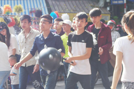 Giới trẻ Hà Thành chen chân chơi Trung thu trên phố Hàng Mã 