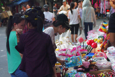 Giới trẻ Hà Thành chen chân chơi Trung thu trên phố Hàng Mã 