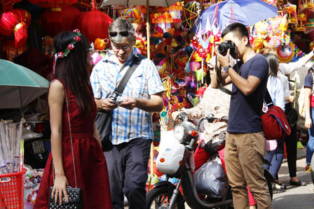 Giới trẻ Hà Thành chen chân chơi Trung thu trên phố Hàng Mã 