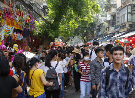 Giới trẻ Hà Thành chen chân chơi Trung thu trên phố Hàng Mã 