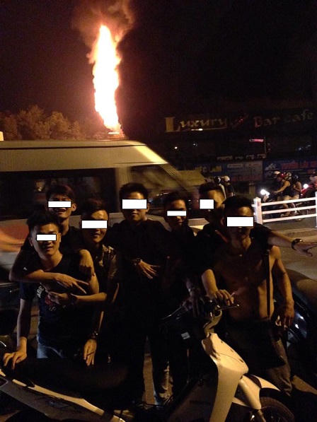 Giới trẻ thoát chết tại Luxury bar đồng loạt tung ảnh “tự sướng”