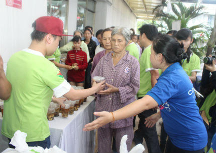 Bữa cơm chất lượng cao cho bệnh nhân nghèo