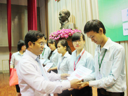 HDBank tặng học bổng cho sinh viên