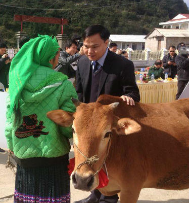 Viettel trao tặng bò giống giúp đồng bào nghèo khu vực biên giới