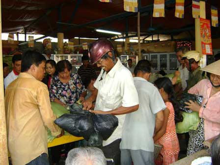 Sóc Trăng: Phát hơn 22 tấn gạo và hàng trăm phần quà cho bà con nghèo