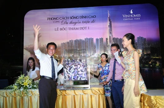 Xe Mercedes - Benz S400 đầu tiên tại Vinhomes Central Park đã có chủ