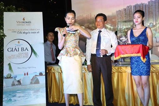 Xe Mercedes - Benz S400 đầu tiên tại Vinhomes Central Park đã có chủ