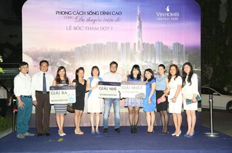 Xe Mercedes - Benz S400 đầu tiên tại Vinhomes Central Park đã có chủ