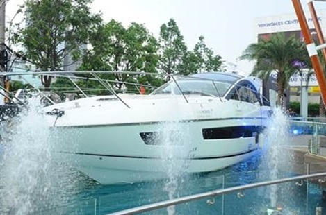 Xe Mercedes - Benz S400 đầu tiên tại Vinhomes Central Park đã có chủ