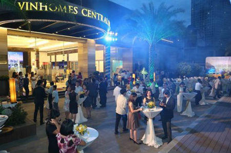 Xe Mercedes - Benz S400 đầu tiên tại Vinhomes Central Park đã có chủ