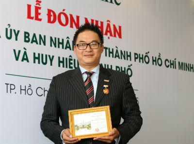 UBND TP. Hồ Chí Minh trao tặng Bằng khen cho Manulife Việt Nam