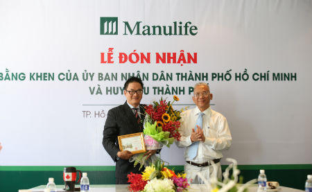 UBND TP. Hồ Chí Minh trao tặng Bằng khen cho Manulife Việt Nam