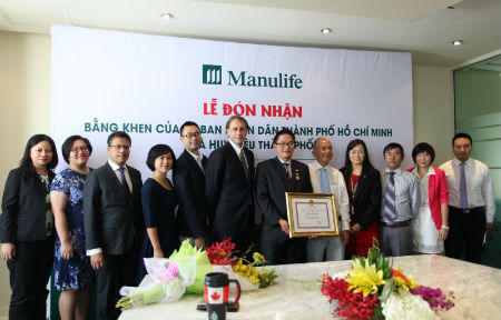 UBND TP. Hồ Chí Minh trao tặng Bằng khen cho Manulife Việt Nam