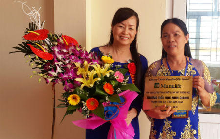 Manulife Việt Nam tài trợ trang thiết bị giáo dục tại Trường Tiểu học Ninh Giang