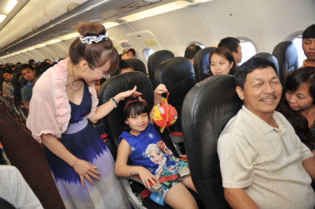 Lãnh đạo Vietjet đón trung thu cùng trẻ em cơ nhỡ